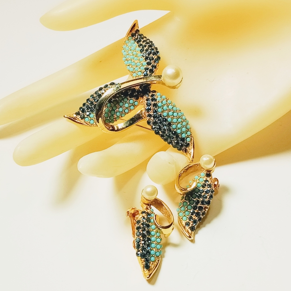 Vintage Schiaparelli Abstract Flower Pearl Brooch